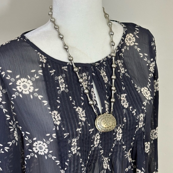 Old Navy sz med tunic style top in gray and off white sheer semi dressy - Picture 2 of 12